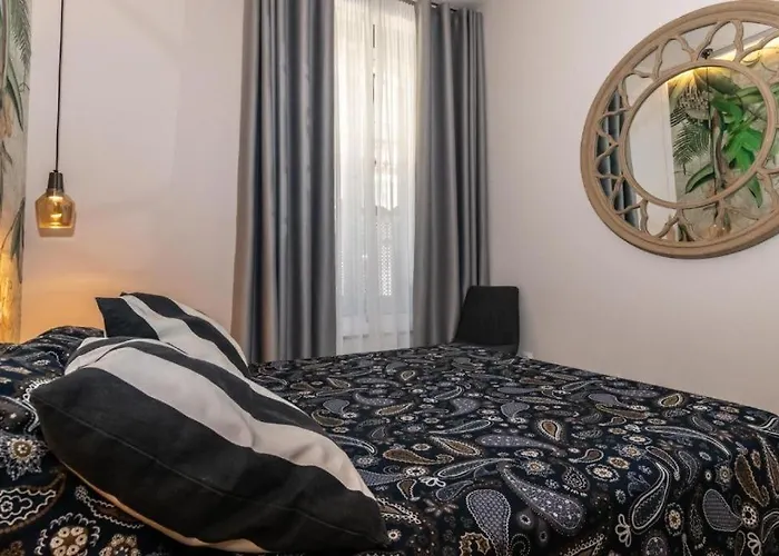 Triana Ines * Σεβίλλη